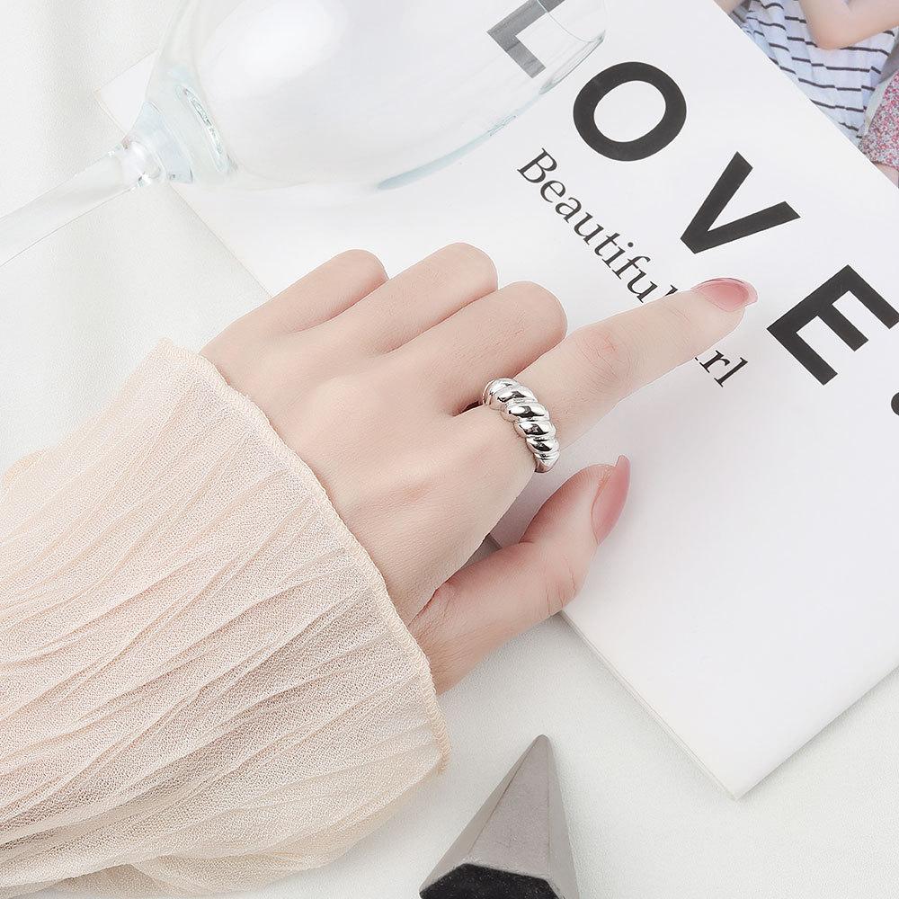 Trendy Niche Twisted Croissant Shaped Minimalist Open Index Ring Simple Statement Jewelry For Women