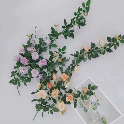Kvety so zelenými listami Visiaci kvetinový veniec Umelá ružová réva do interiéru aj exteriéru Stena Dom Záhrada Svadba Letná Veranda Terasa Balkón Dekor