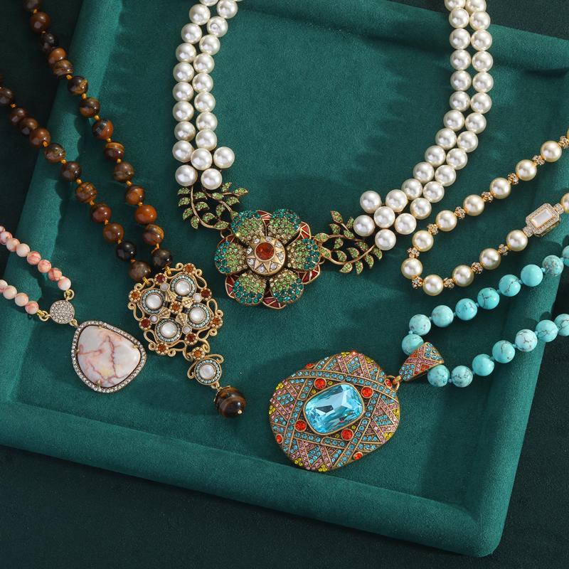 Vintage Green Willow Leaf Pendant Necklace Natural Stone Crystal Antique Gold Color Luxury Jewelry For Women Accessories 2025