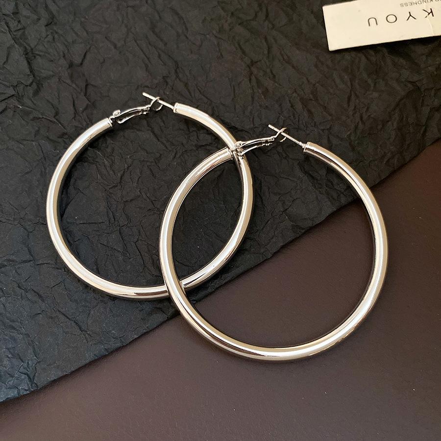 

European and American silver needle metal round earrings retro exquisite fashion simple earrings light luxury high-end earrings women
