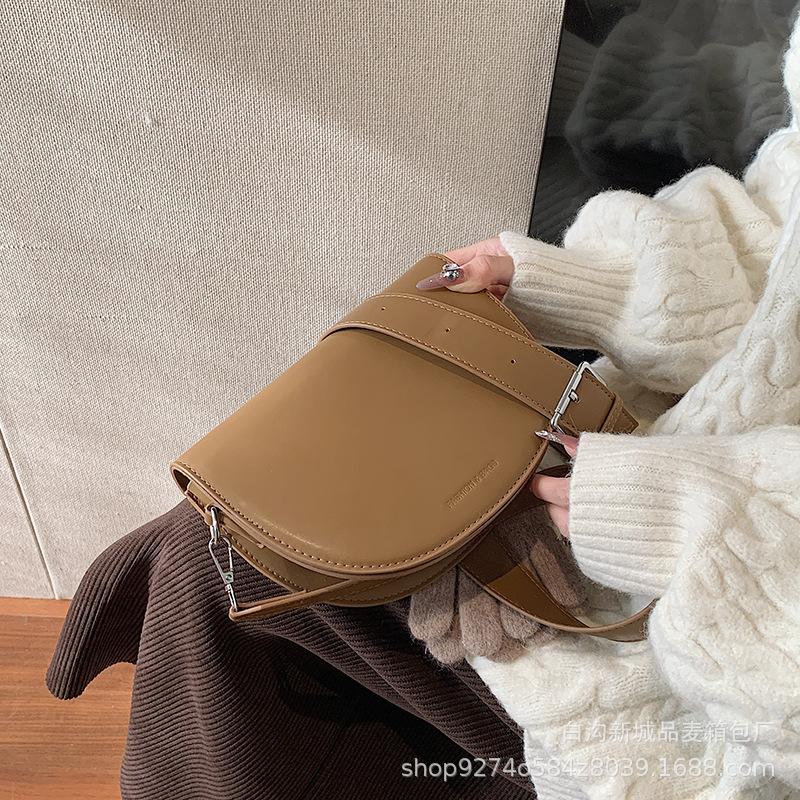 French niche design underarm messenger bag women's 2025 new retro shoulder bag popular saddle bag