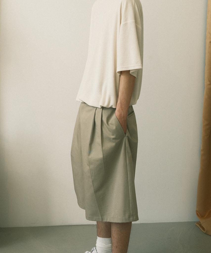 BLUFF Double-Tuck Wide Half-Band Shorts [Beige]