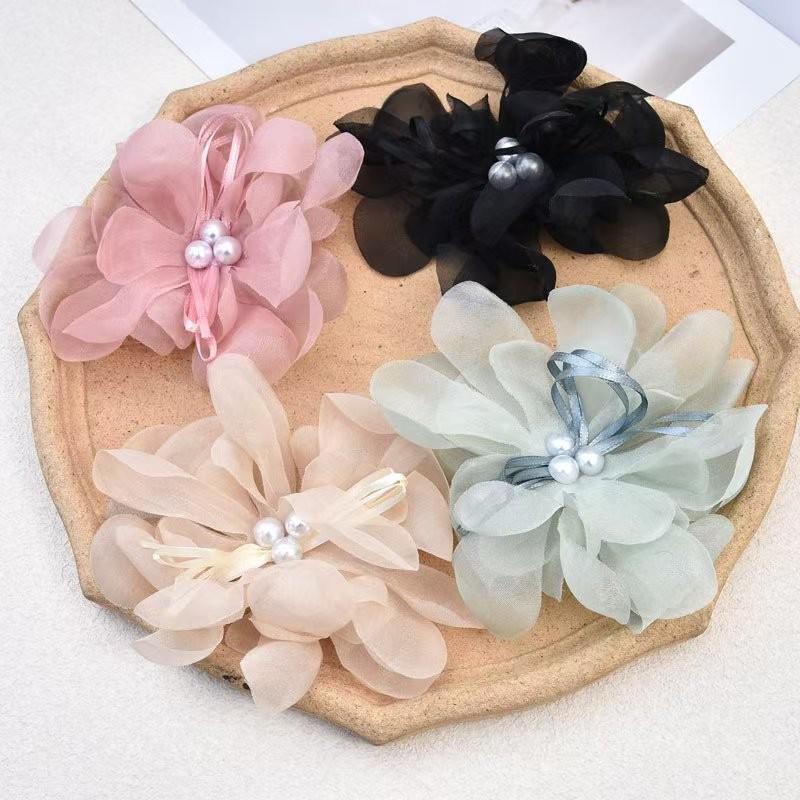 Ručně vyrobená mašle z perlové příze: Organzová květina pro vlasové a oděvní doplňky, šperky a DIY řemesla