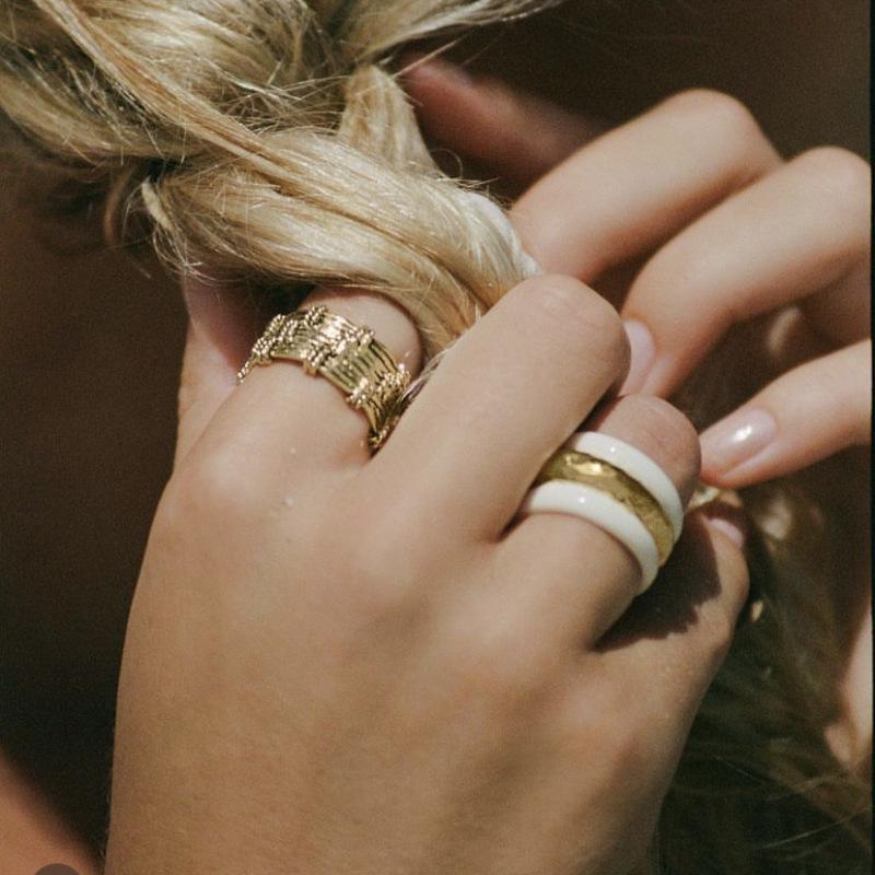 Mao Xiaotong Französisches Design Emaille-Ring & Aurelie Bidermann Schwarz/Weiß Breites Armband