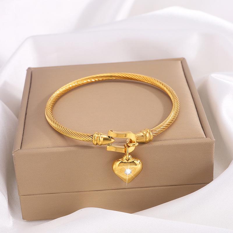 Titanium steel , horseshoe buckle love diamond , girls' advanced sense, European and American popular does not fade