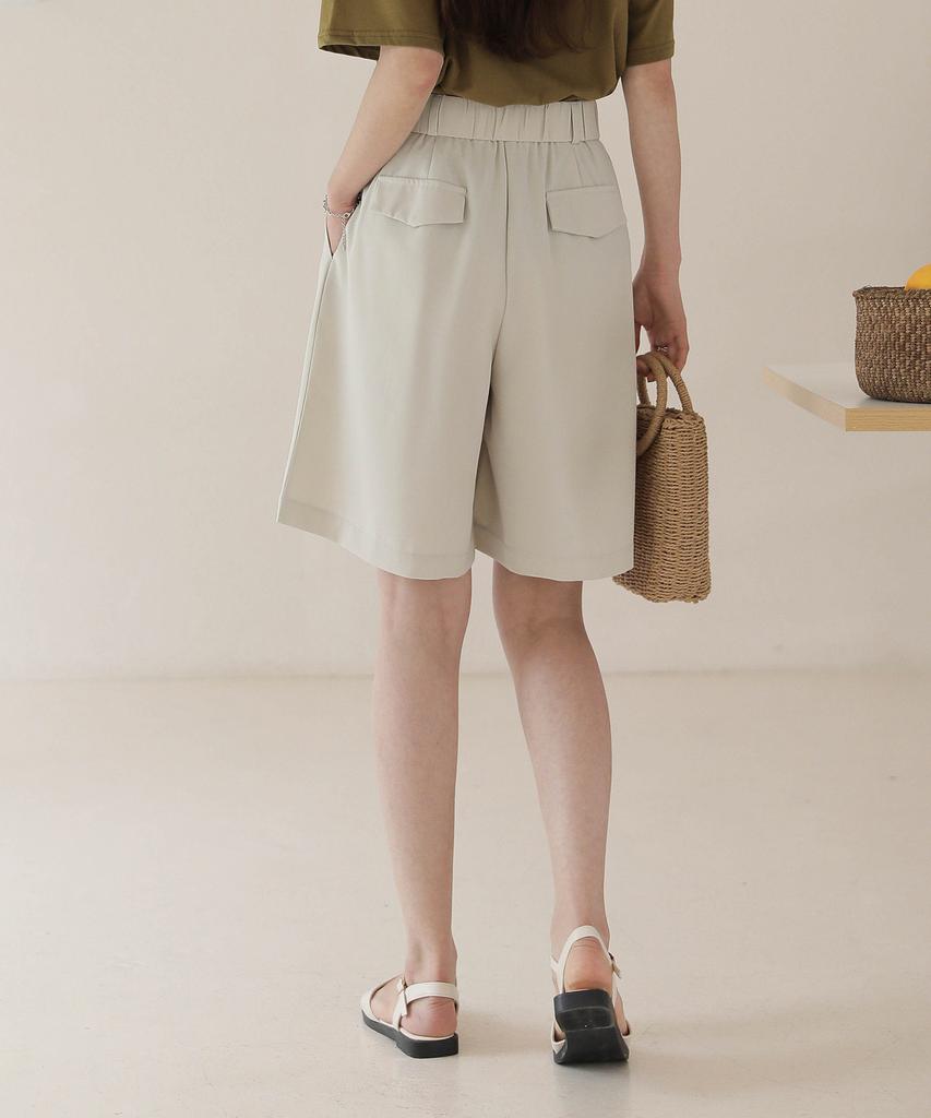 Jikeulib Two-Button Pintuck Line Bermuda Shorts