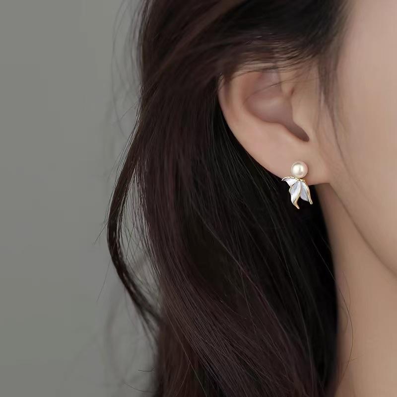 Fish-tail Stud Earrings - A Niche Piece of Jewelry with A Light, Luxurious and Sophisticated Appeal for Women.
