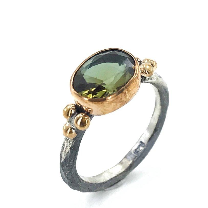 

Аутентичное серебряное кольцо ручной работы с овальным зултанитовым камнем