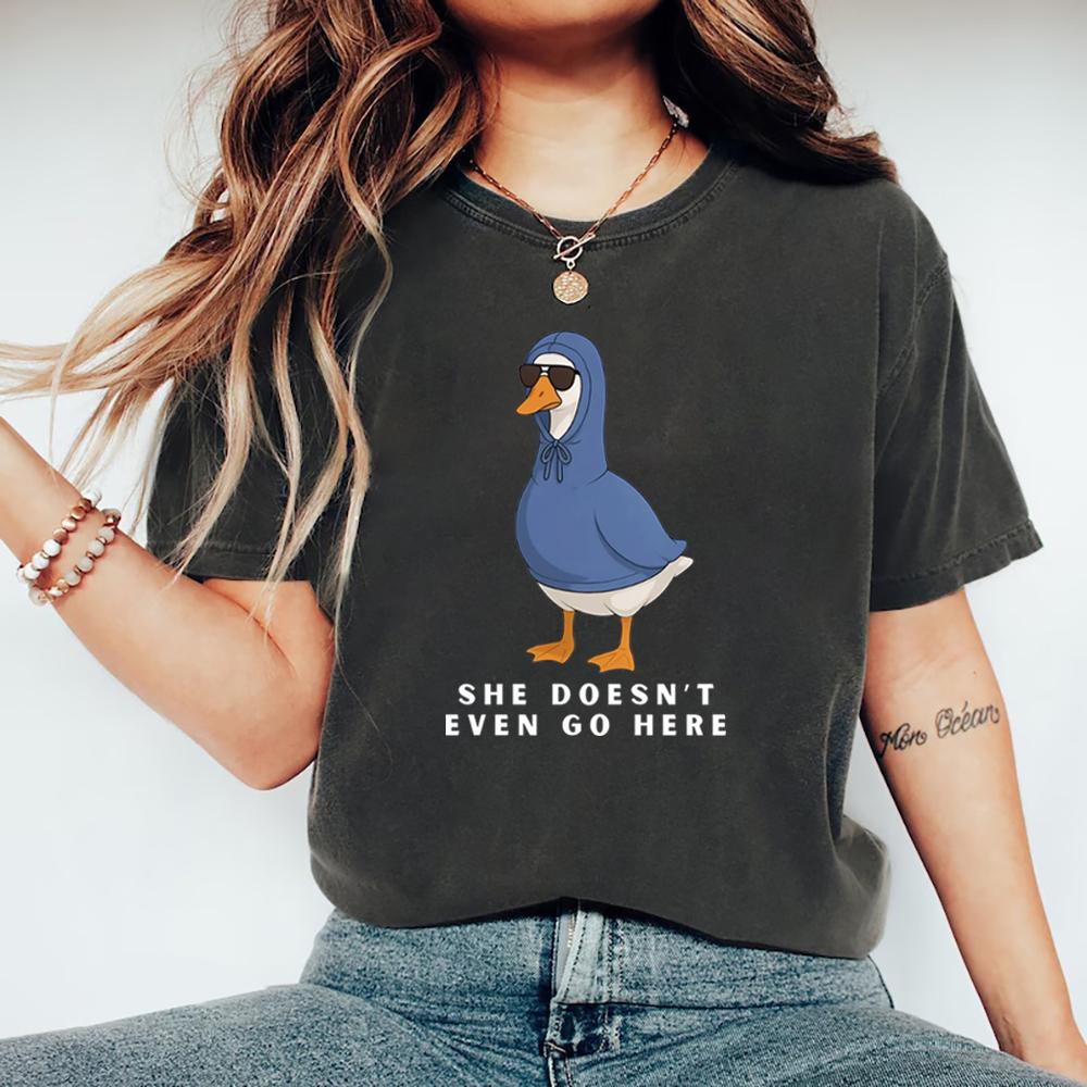 She Doesn’t Even Go Here T-Shirt Tv Series Meme Tee Funny Goose Girl Tshirt Women Short Sleeve T-shirt Round Neck Casual Tops