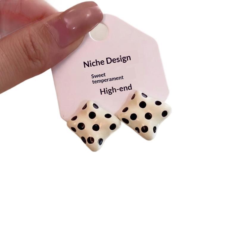  Sweet Design Black /White Cute Square Polka Dot Stud Earrings For Women'S Simple Unique Temperament Party Gifts