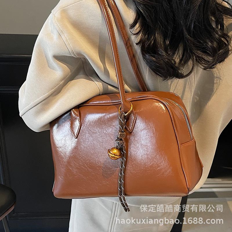 Large capacity bag women's 2025 new fashion high sense retro shoulder bag commuter versatile pillow bag big bag