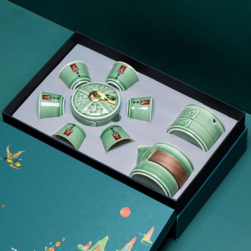 

A complete set of ceramic tea sets, Kuaike teapot, six cups of tea cans with ashtrays, and Guochao business gifts.