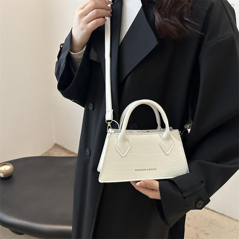 Summer new models are popular today, shoulder messenger bags, small square bags, simple and fashionable texture, commuter handbags for women