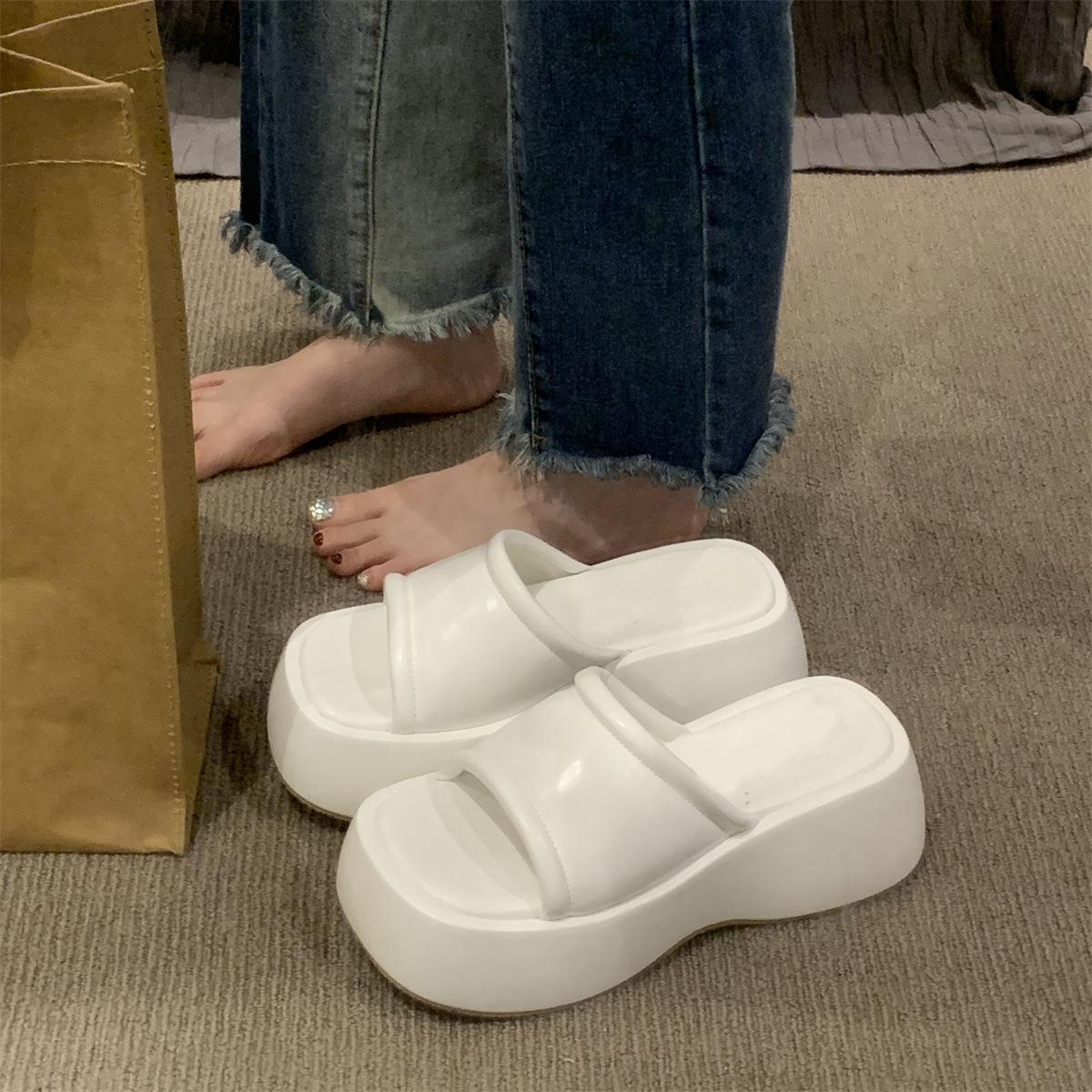 

2025 летние новые толстые классные тапочки женские носят односложные шлепанцы на высоком каблуке полутапочки на танкетке 40