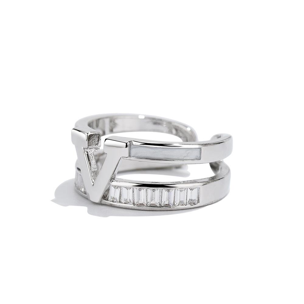 

18k letter V double-layer open ring plated, non-fading ring, gold-plated.