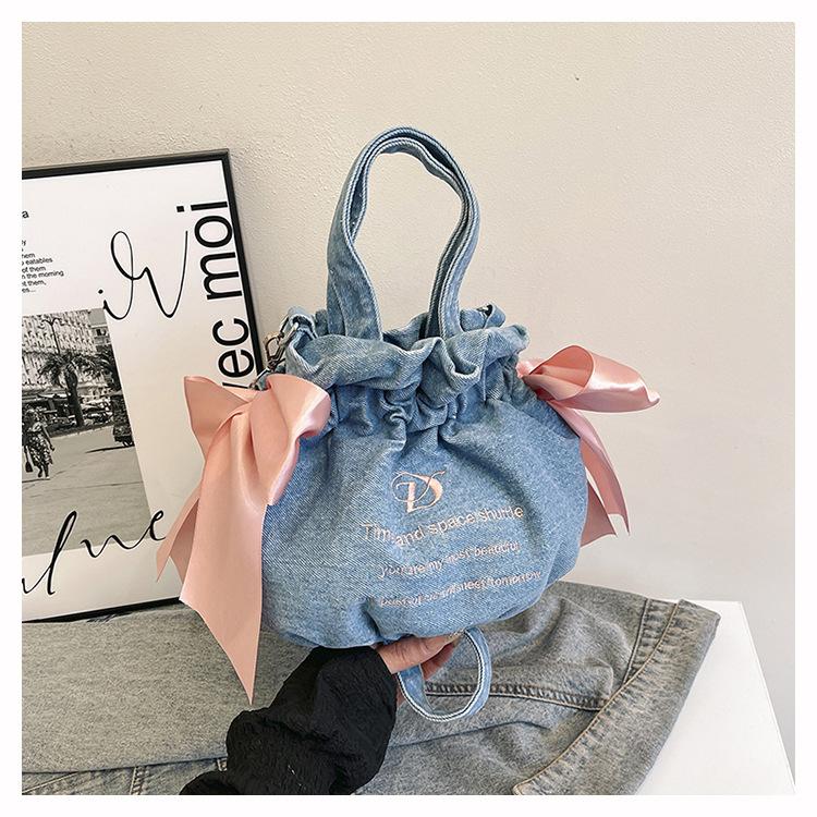 

Джинсовая сумка женская лето 2025 новая модная нишевая сумка-мессенджер ручная плиссированная сумка-ведро светло-синий