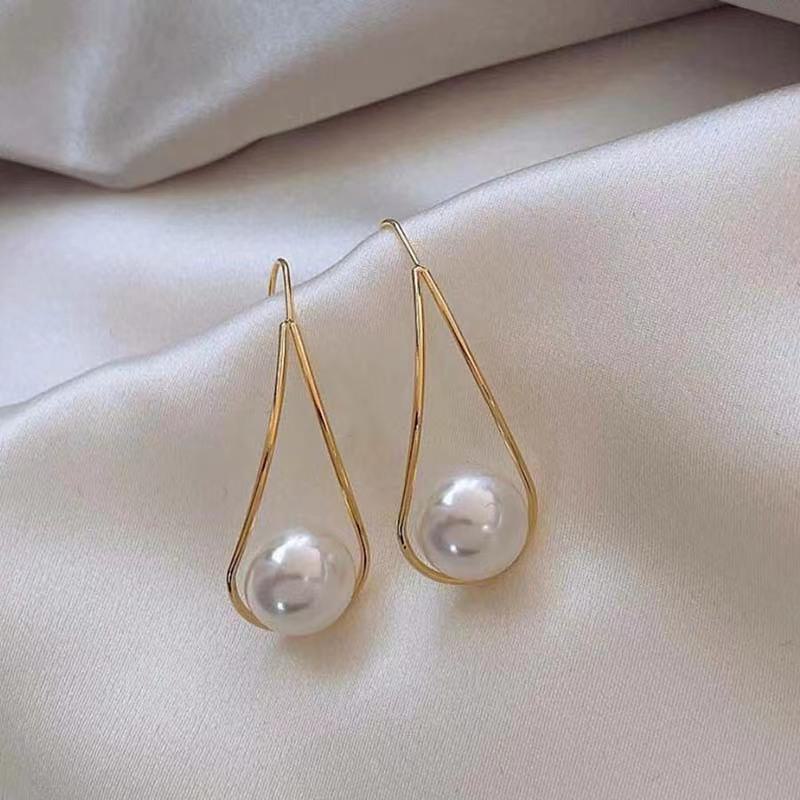 Elegant Retro Pearl Metal Earrings for Women - 2025 Niche Celebrity Design