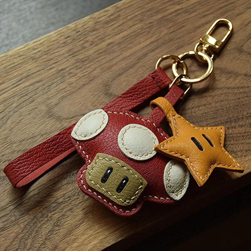 Handgemachter Schlüsselanhänger mit Pilz- und Stern-Motiv aus Leder, süßer Schlüsselanhänger als Geschenk