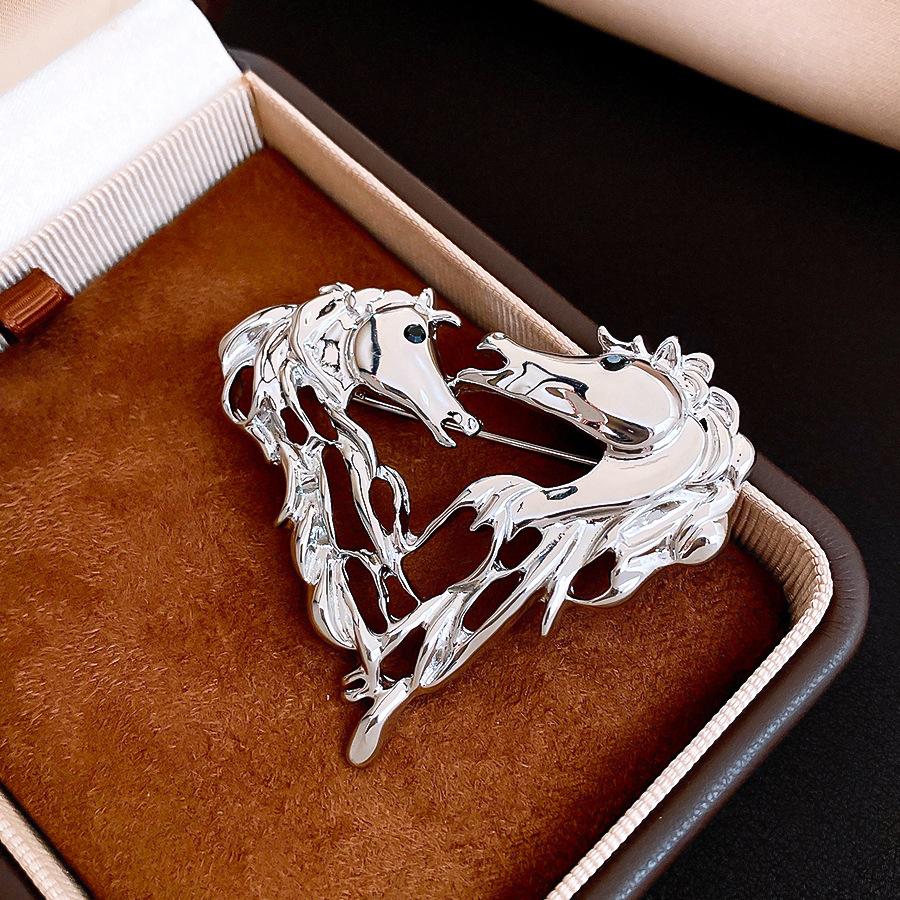 

European and American metal wind hollow heart pony brooch brooch clothing accessories women