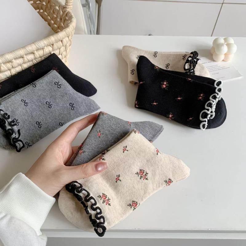 Women's Socks for Spring and Autumn: Retro Bow with Rolled-up Edges, Small Floral Patterns, Black Ear-trimmed Middle Tube, Pile Up Socks