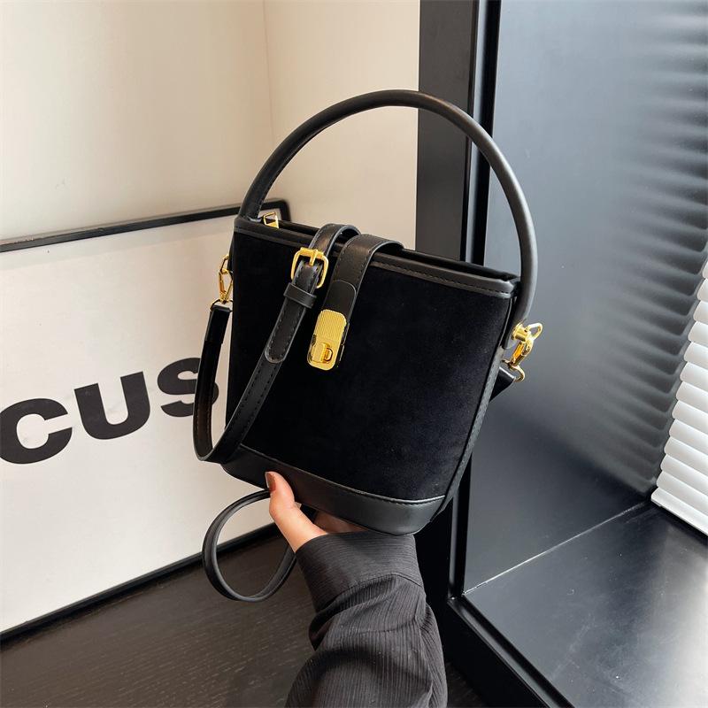 

Retro Design Suede Leather Women s Shoulder Bag 2026 New Style Women s Fashionable Crossbody Bag Handbag Bucket Bag Purses and Handbags Armpit Bag чорний