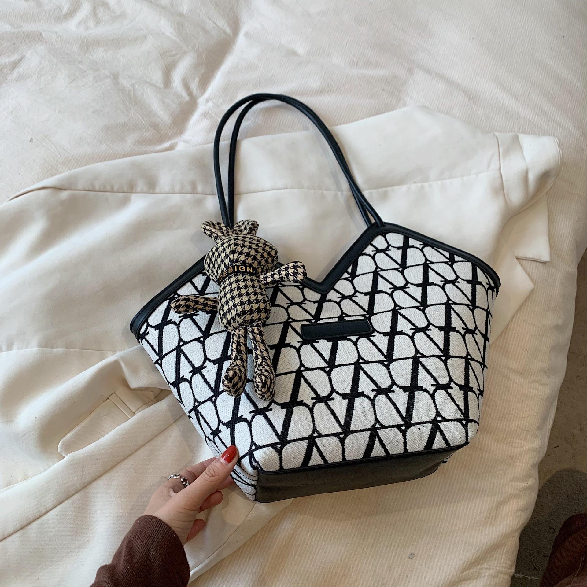 

Autumn and winter large-capacity bag women s 2024 new fashion contrasting color shoulder underarm bag niche versatile commuter tote bag without pendant