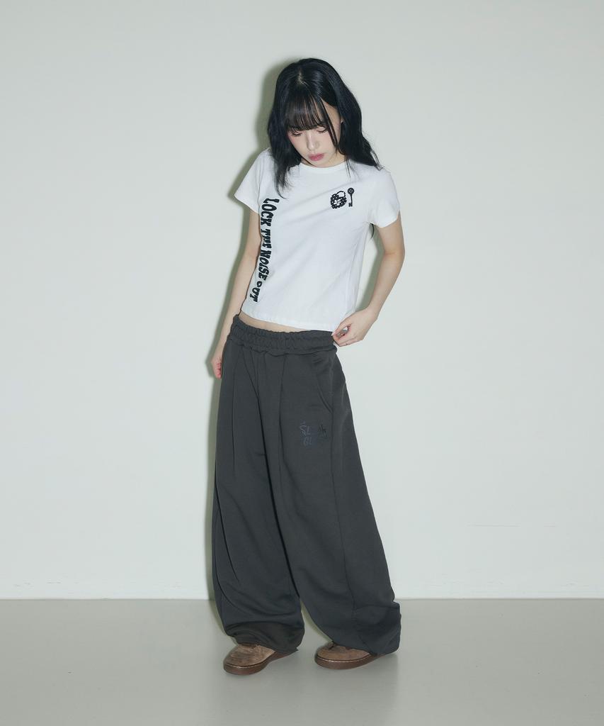 Seulliggeullou Logo Pintuck Wide Curved Sweatpants [Charcoal]