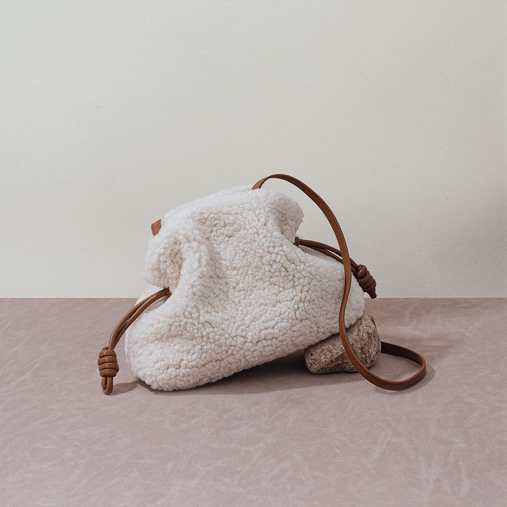 Lammfell Kordelzug Glückstüte für Herbst und Winter, Ein lässiger Stil, Vielseitige Plüschtasche und Eine stilvolle, lässige Umhängetasche