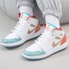 Jordan 1 Mid-Sneaker Schule NC nach Chicago GS FB2212-100