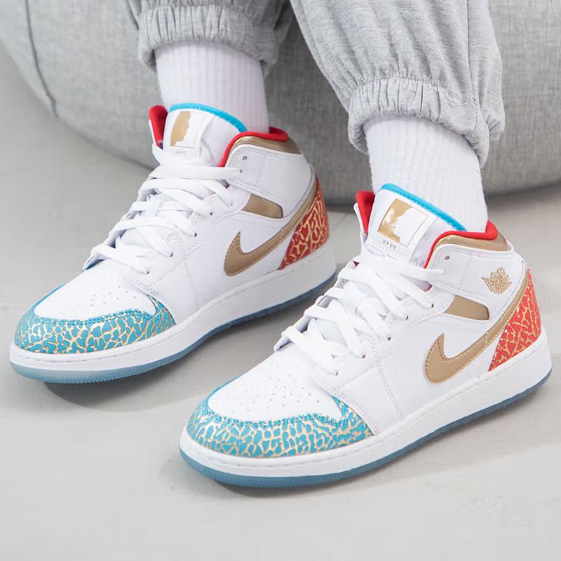 Jordan 1 Mid-Sneaker Schule NC nach Chicago GS FB2212-100