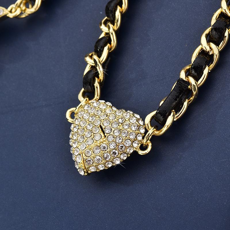 Light Luxury High-end Feeling Diamond Inlaid Magnetic Suction Love Necklace Personalized and Fashionable Women's Woven Collarbone Chain