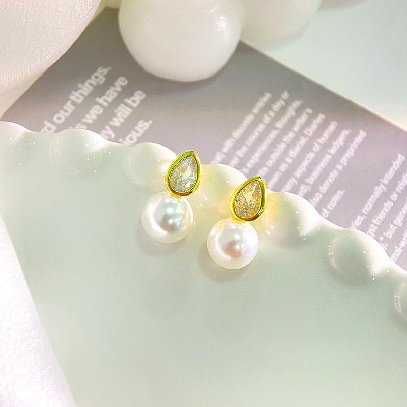 Exquisite Perlenohrringe im Wassertropfen-Stil für Damen, leichte Luxus-Ohrringe mit High-End-Temperament zum Pendeln
