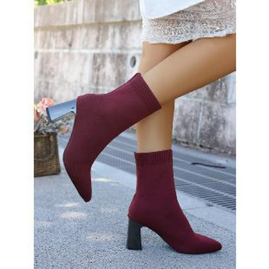 Elastische Strick-Sockenstiefel mit klobigem Absatz in Schwarz, Schlankmachende High Heels mit eckiger Spitze für Damen, Herbst/Winter 2025 Kollektion.