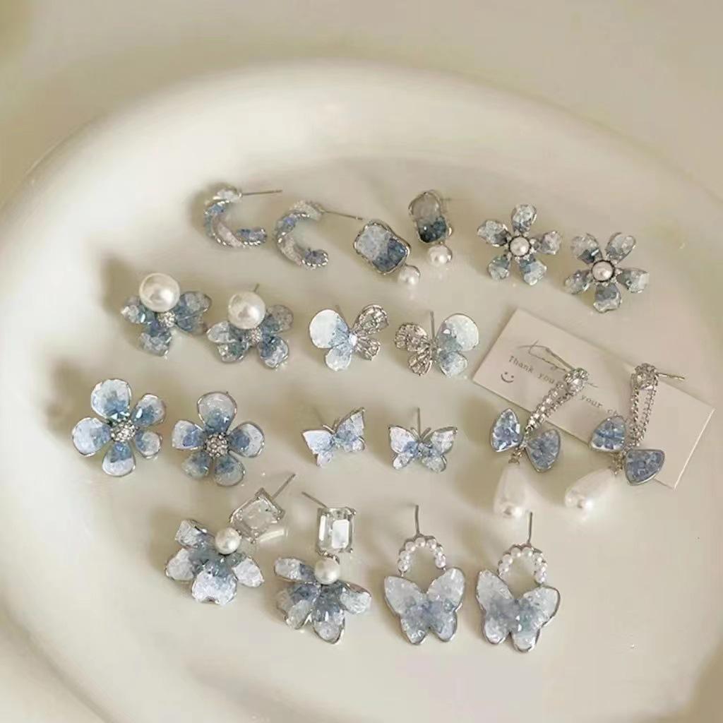 Orecchini a Farfalla Fiore in Perline di Vetro Blu Degradé: Orecchini Estivi Freschi e alla Moda