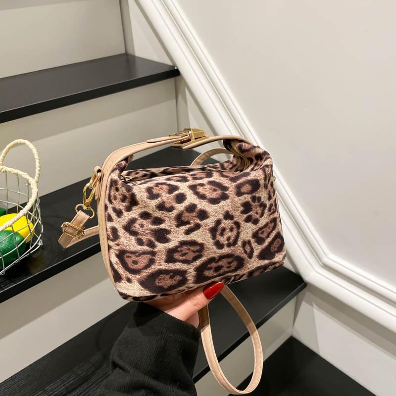 Today's Popular Leopard Print Large-capacity Bag Women's New Autumn Simple Messenger Bag Commuter Shoulder Tote Bag