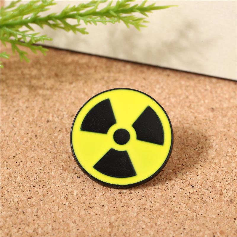 Creative biochemical radiation logo round metal brooch, personalized chemical element pin badge decoration