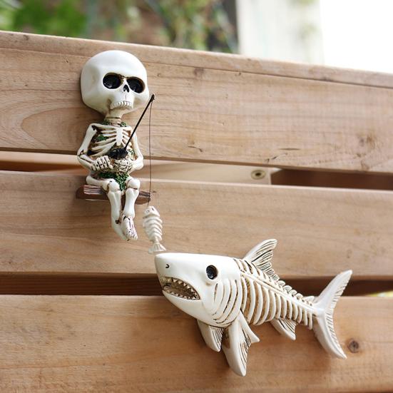 Veggskjelettstatue Fiske Menneskeskjelettfigur med Hai Gotisk Resin Veggdekor Fisker Skjelett for Halloweenfester