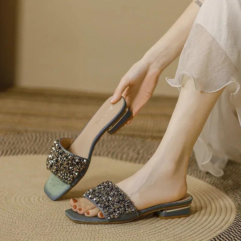 Fashion Summer Cool Slippers for Women Fashion Flat Casual Beach Slides Female Luxy Rhinestone Peep Toe Soft Sole Shiny Sandals 2024