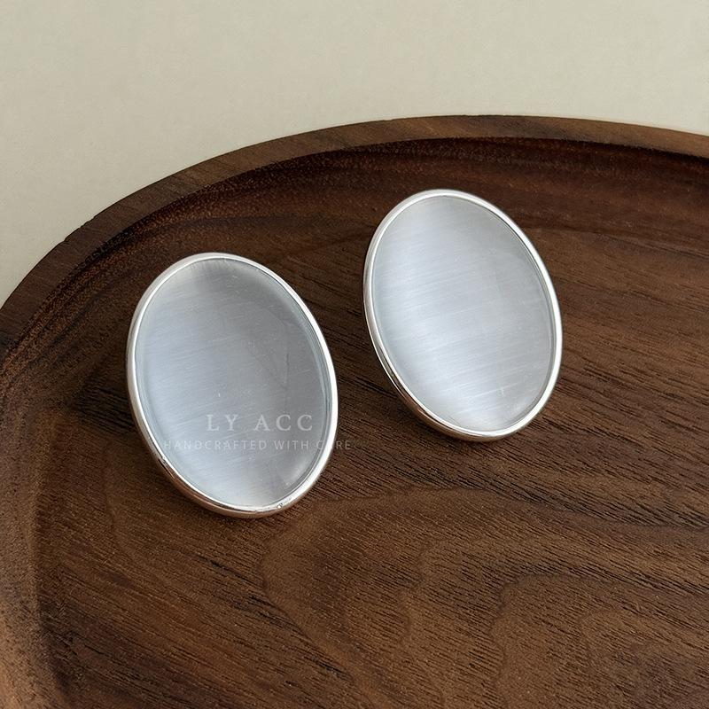 Original design opal oval stud earrings minimalist earrings French commuting gentle temperament versatile high-end earrings