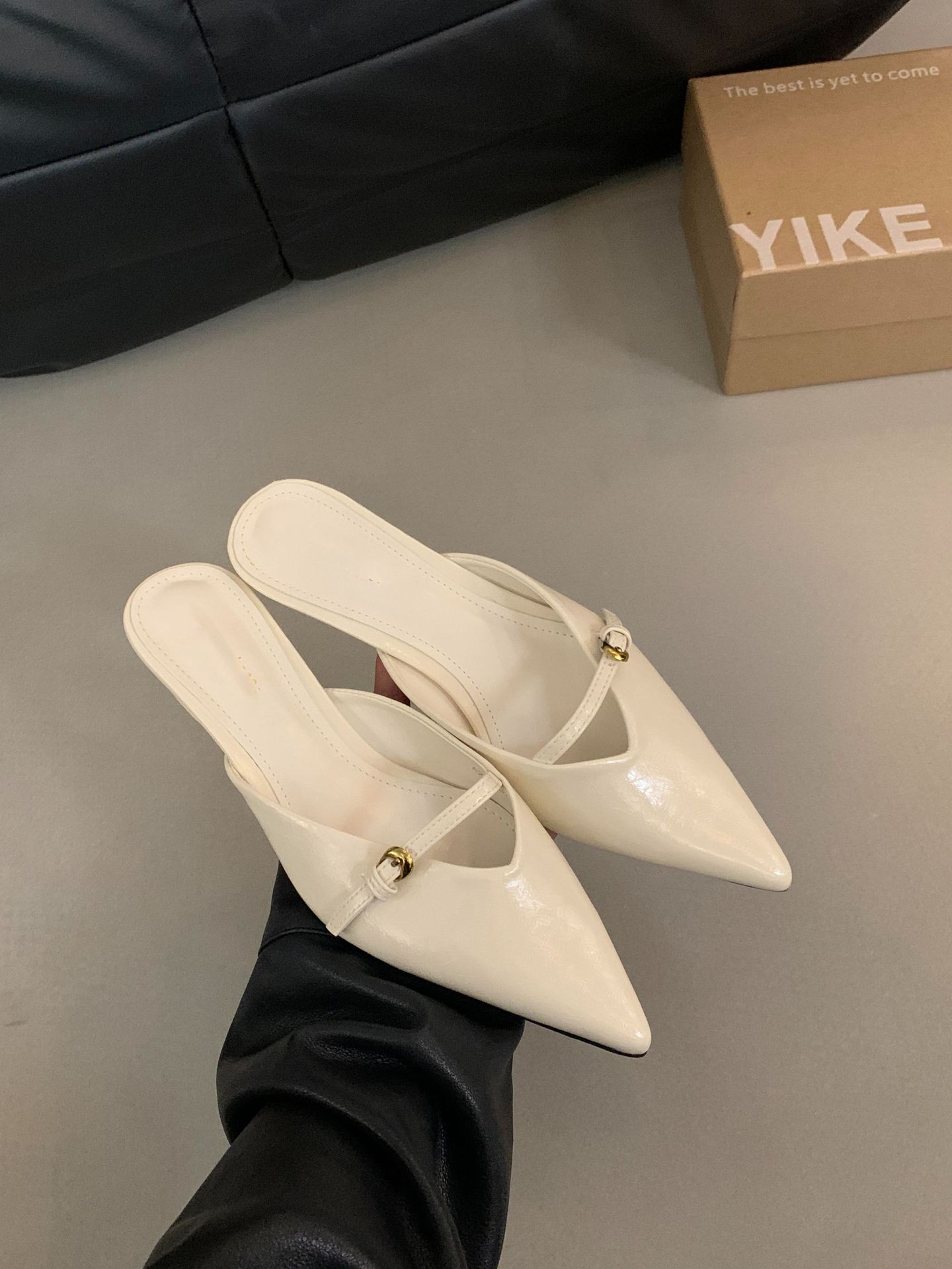 

Тапочки с острым носком. Летняя женская обувь. Крутые тапочки Muller. Ленивый кот и сандалии. Тапочки на шпильках. 39