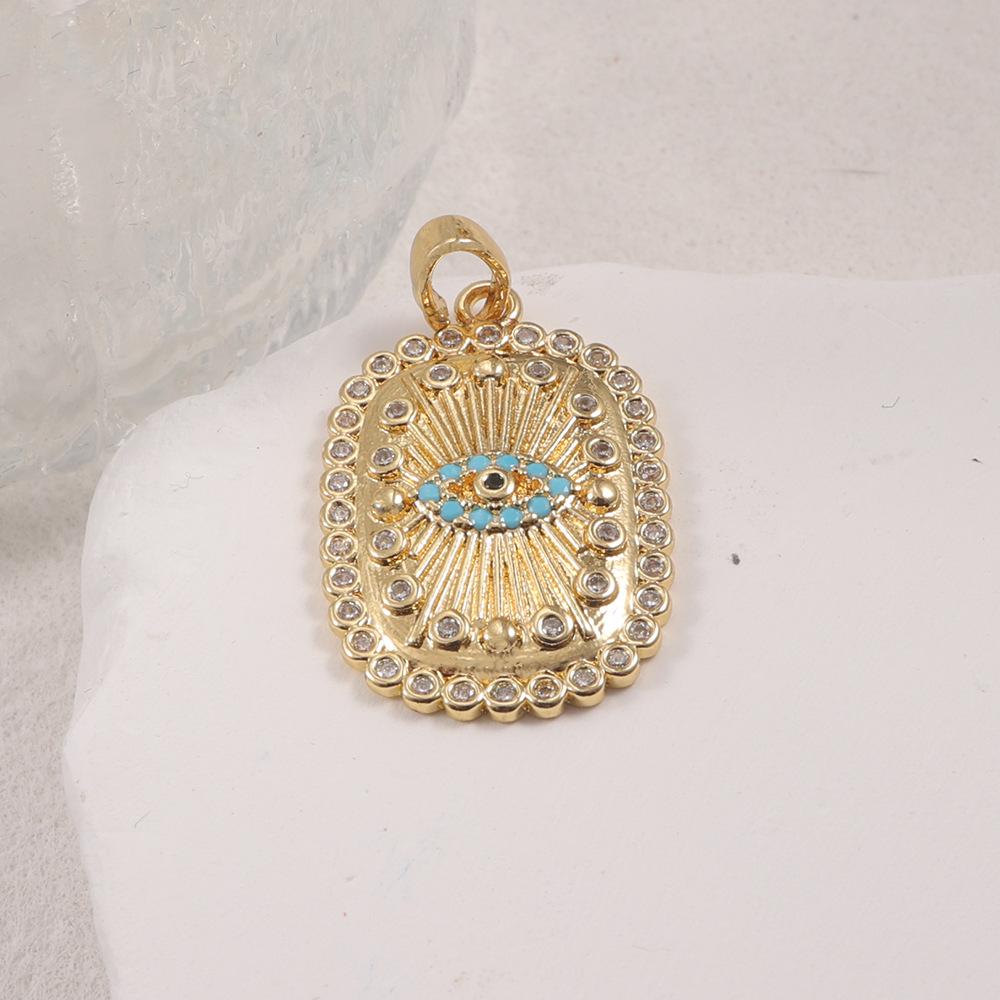 Ciondolo Occhio Blu Turco: Forma Ovale con Motivo Solare, Placcatura in Oro e Intarsio di Diamanti su Catena per Clavicola.