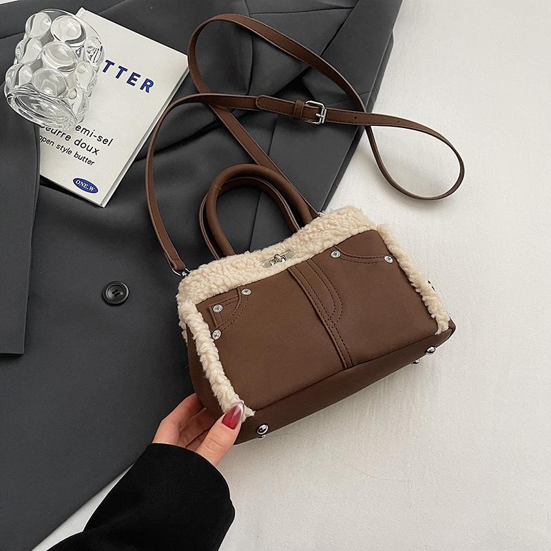 Autumn and Winter Retro Lamb Wool Tote Bag Women's 2025 New Shoulder Messenger Bag High-end Fluff Portable Bucket Bag