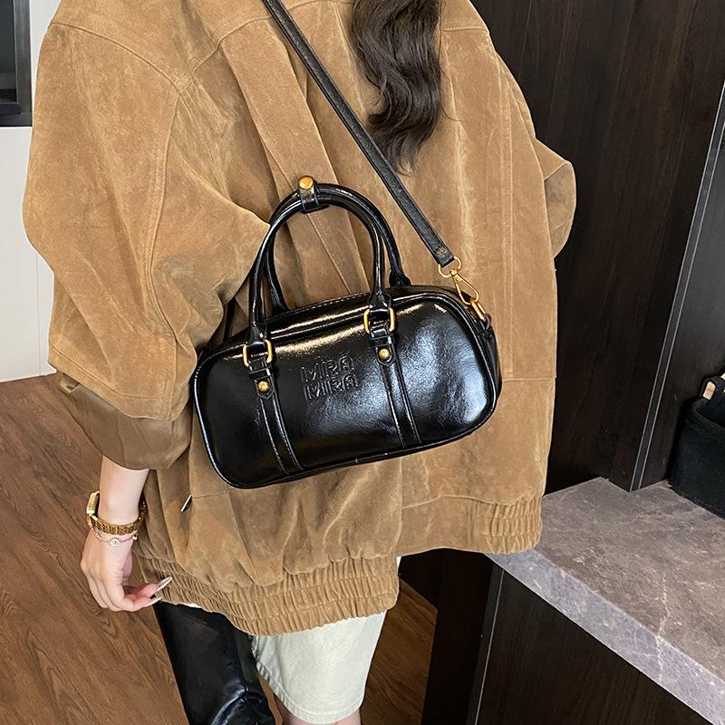 Niche design bag women's autumn and winter 2025 new versatile super fire messenger bag Korean version retro portable pillow bag