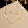 Goldene Blume Schmuckset mit weißem Emaille und Kristallzentrum (Halskette und Ohrringe) für Frauen
