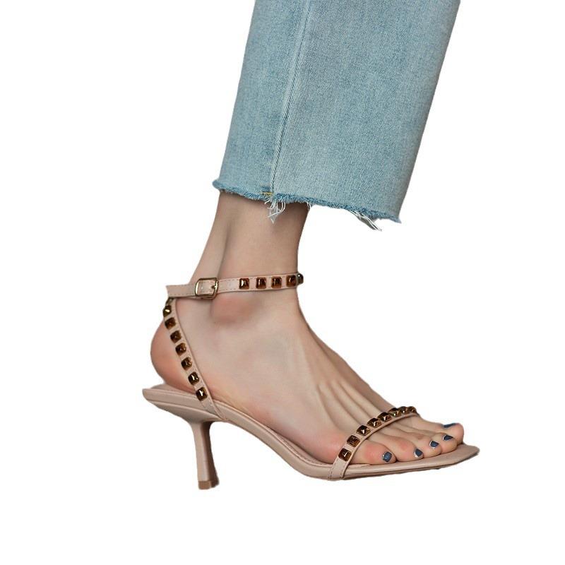 Sandales à rivets été pour femmes talon moyen 2024 nouvelles polyvalentes stiletto chaussures romaines marée ins célébrité Internet talons hauts professionnels