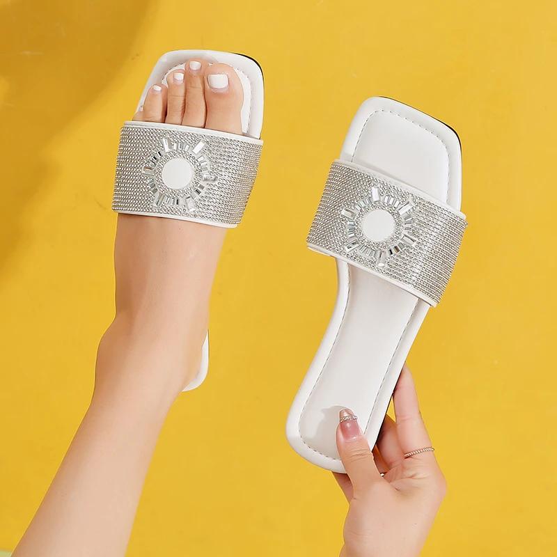 

Одно слово Sun Diamond с плоской подошвой, новые летние нескользящие женские тапочки с жемчугом и квадратным носком