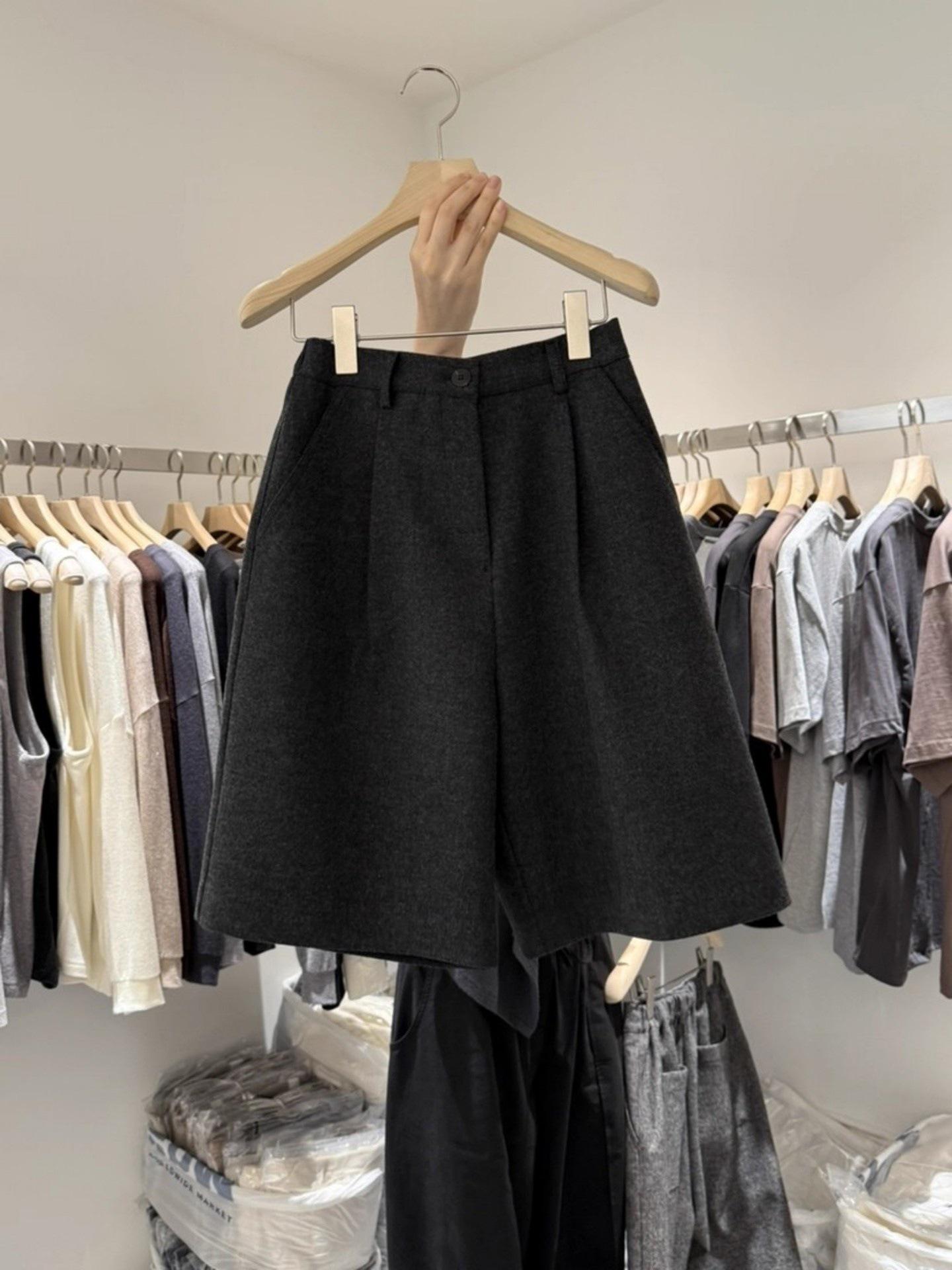 Women s Plus Size Grey Wool-Blend High-Waisted Shorts, Bootcut Five-Point Style for Spring/Autumn. M