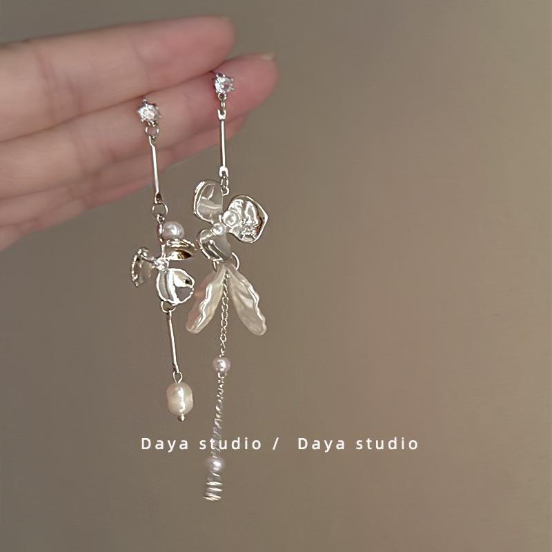 

Асимметричные серьги с жемчугом «Скрытая орхидея» - Элегантный французский дизайн с металлическими цветами