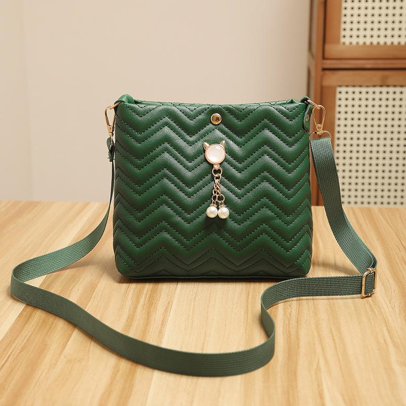 Stylish Wave Stripe Quilted Cat Pearl Pendant Decorative Simple Ladies Crossbody Bag Bag