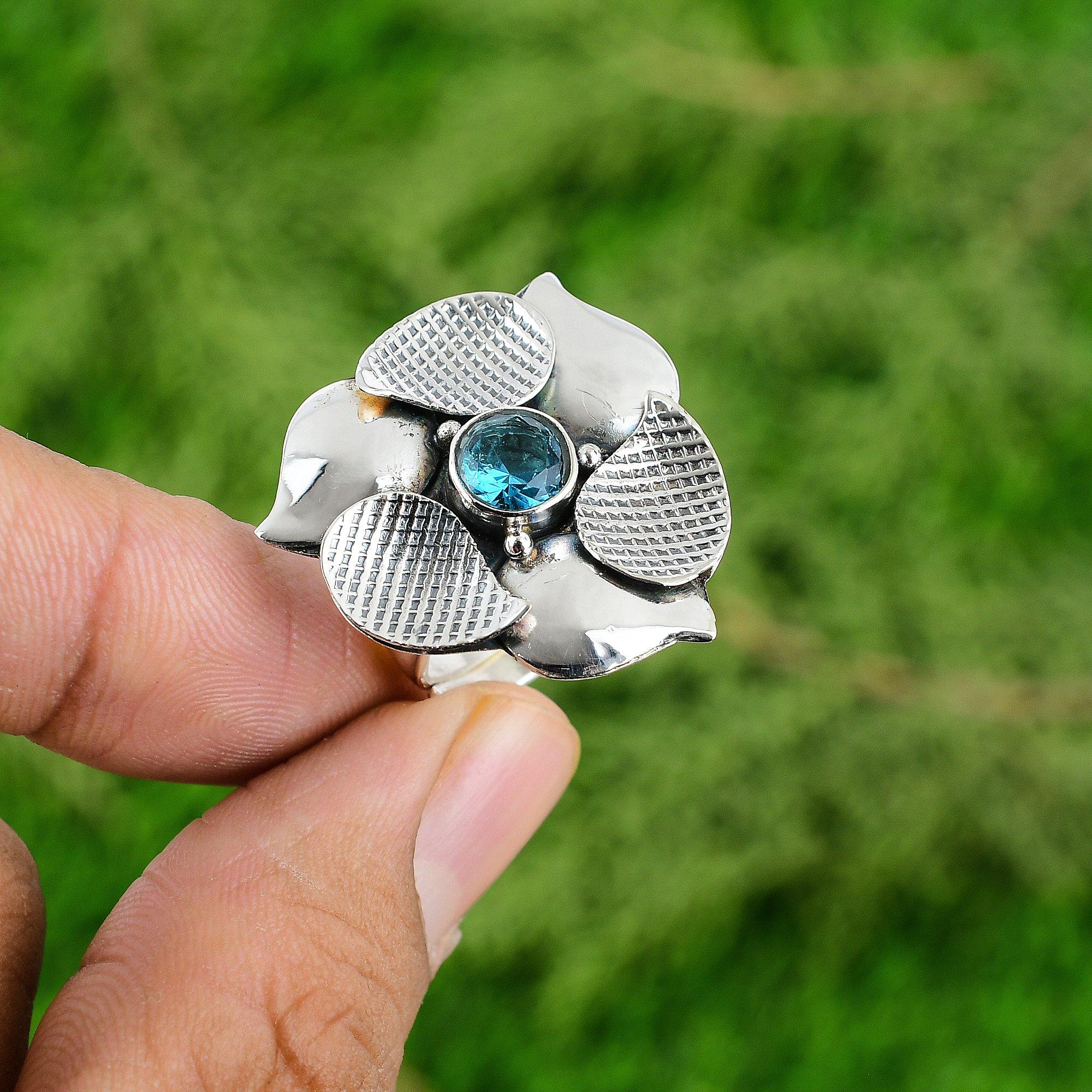 

Кольцо-солитер Цветок из натурального швейцарского голубого топаза, регулируемое, серебро 925 пробы Adjustable